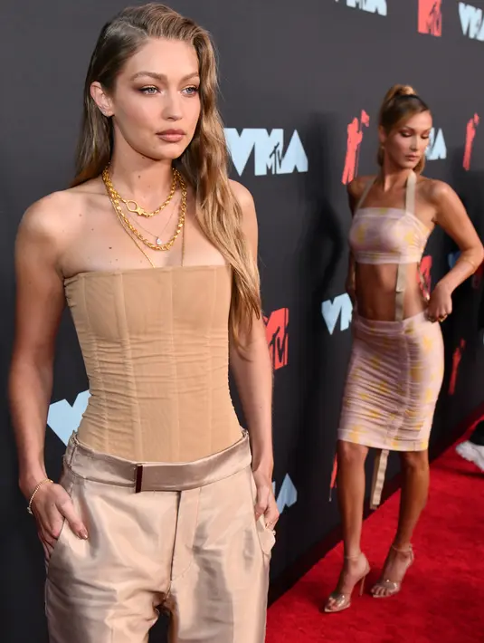 Gigi Hadid menghadiri acara MTV Video Music Awards 2019 di Prudential Center, Newark, New Jersey, Senin (26/8/2019). Gigi Hadid tampil dengan padanan korset nude dan celana berwarna tan dari Tom Ford. (Charles Sykes/Invision/AP)
