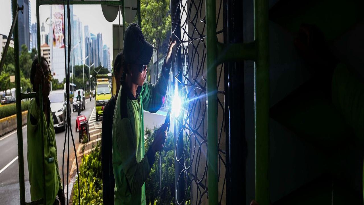 Perbaikan pada rangka taman vertikal di kawasan ini diharapkan bisa memaksimalkan fungsi Ruang Terbuka Hijau (RTH). Foto: Liputan6.com / Angga Yuniar
