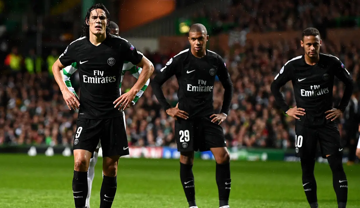 Gaya trio penyerang PSG, Edinson Cavani, (kiri), Mbappe (tengah) dan Neymar saat melawan Celtic pada laga Liga Champions di Celtic Park, Glasgow, (12/9/2017). Kombinasi ketiga pemain ini menjadi senjata mematikan bagi lawan. (AFP/Franck Fife)