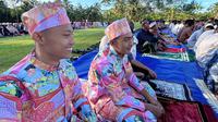 Baju Lebaran unik motif kaleng&nbsp;Khong Guan. (dok. TikTok @bukanrezaarapp/https://www.tiktok.com/@bukanrezaarapp/photo/7487762341665230087)