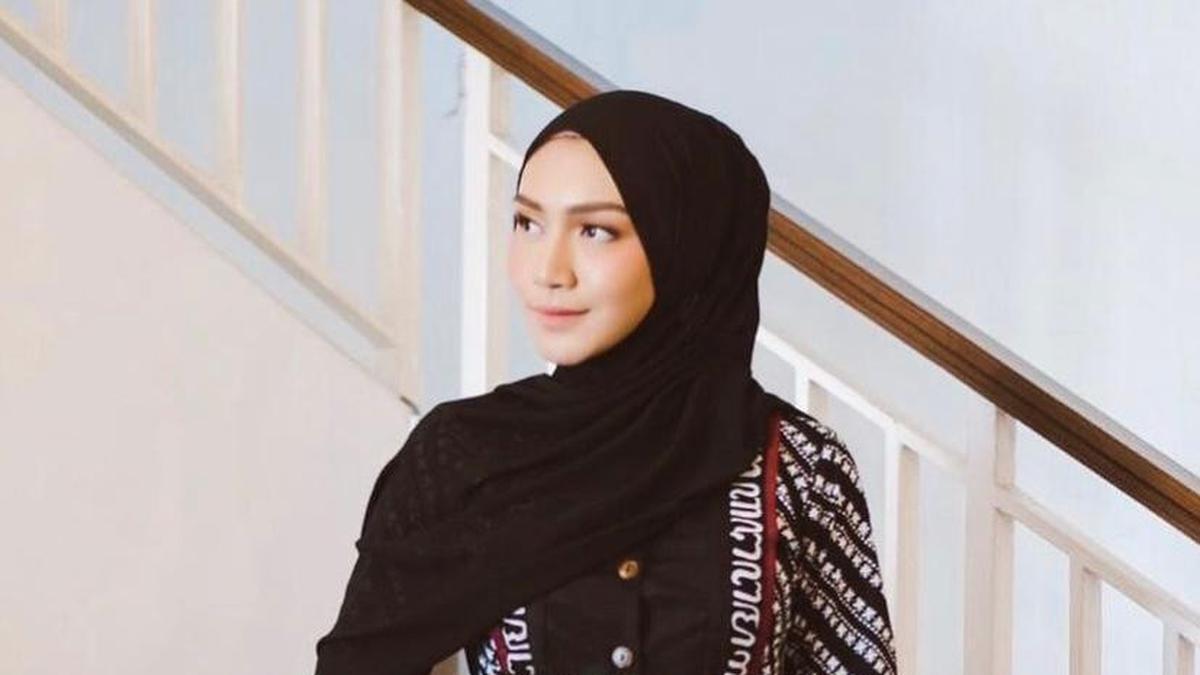 9 Inspirasi OOTD Muslimah Kekinian yang Simpel tapi Stylish dan Modern