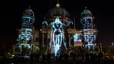 Seni tata cahaya ditampilkan di Fasad Katedral Berlin (Berliner Dom) saat Festival Cahaya di Berlin, Jerman (15/10). Festival ini merupakan event tahunan yang diadakan setiap bulan Oktober selama dua belas hari. (AFP Photo/John Macdougall)