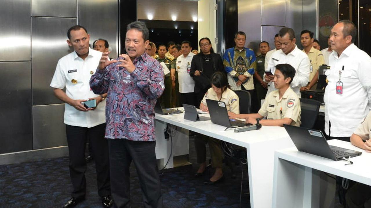 Wamenhan Sakti Wahyu Trenggono melakukan kunjungan kerja ke Pusdatin, Pushanaiber, dan Balitbang Kementerian Pertahanan,  Rabu (13/11/2019). (Merdeka.com/ Ronald)