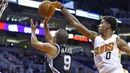 Pemain Phoenix Suns,  Marquese Chriss (kanan) mencoba mamblok tembakan pemain San Antonio Spurs, Tony Parker (kiri) pada laga NBA di Talking Stick Resort Arena, (15/12/2016). Spurs menang 107-92. (AP/Ross D. Franklin)