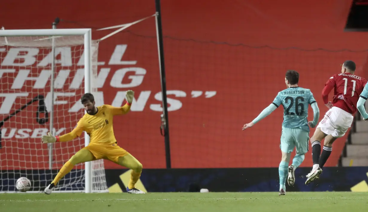 Pemain Manchester United, Mason Greenwood (kanan) melakukan tendangan ke gawang Liverpool pada laga babak keempat FA Cup 2020-21 di Old Trafford, Senin (25/01/2021). (Foto: AP/Pool/Martin Rickett)