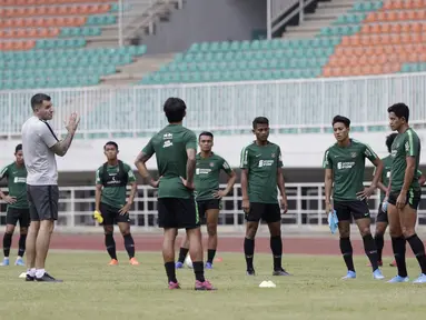 Pelatih Timnas Indonesia, Simon McMenemy, memberikan arahan kepada pemainnya saat sesi latihan di Stadion Pakansari, Bogor, Sabtu (24/8). Latihan ini merupakan persiapan jelang laga kualifikasi Piala Dunia 2020. (Bola.com/Yoppy Renato)
