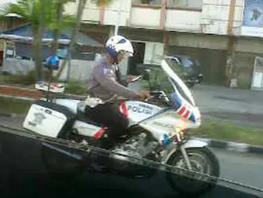 Polisi, SMS Sambil Mengendarai Motor