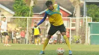 Syaiful Indra Cahya absen saat laga Arema Cronus melawan PS TNI akibat demam berdarah. (Bola.com/Iwan Setiawan)