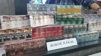 Tumpukan rokok ilegal alias tanpa cukai dalam rilis kasus pengungkapan rokok ilegal di Kejari Garut, Jumat (4/8/2023). (Liputan6.com/Jayadi Supriadin)