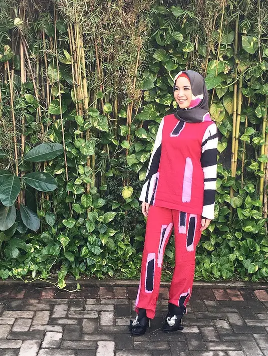 Jangan melulu main aman dengan warna pastel. Kamu juga bisa tampil cantik dengan warna cerah seperti paduan warna merah, putih dan hitam ini! (instagram/chafrederica)