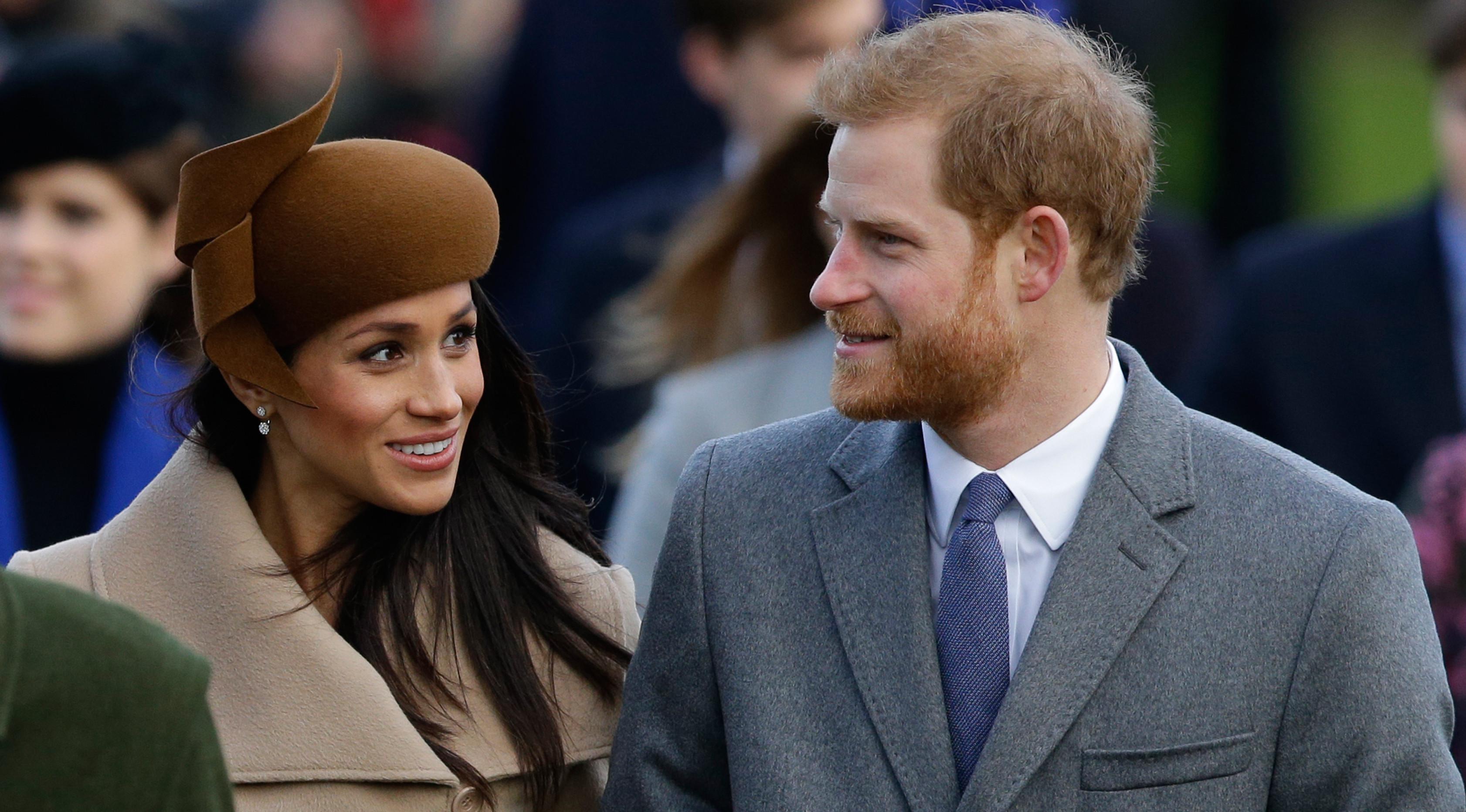 Pangeran Harry dan sang tunangan, Meghan Markle menghadiri tradisi pelayanan gereja di hari Natal Kerajaan Inggris di Gereja St. Mary Magdalene, Sandringham, Senin (25/12). Tahun ini, Markle menjadi anggota baru pada perayaan tersebut. (AP/Alastair Grant)