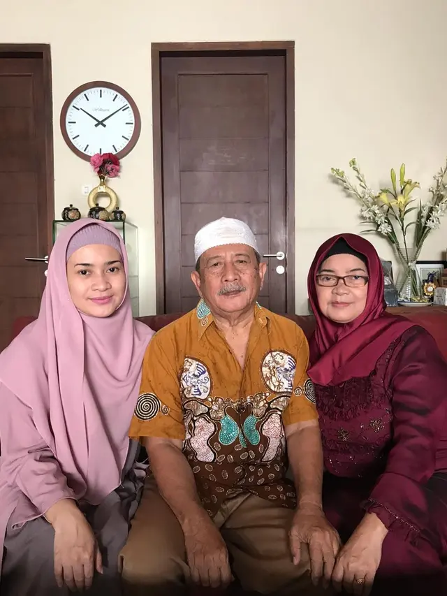 Meninggal Dunia, Ini 6 Potret Kenangan Ikke Nurjanah dan Sang Ayah