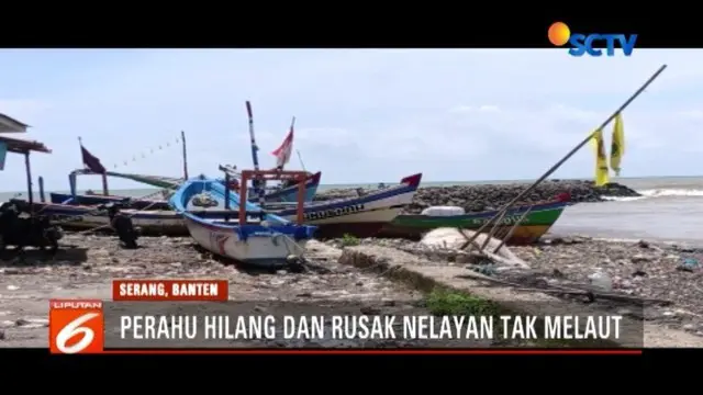 Lebih dari dua minggu pascatsunami Selat Sunda, nelayan di Cinangka, Serang, Banten, masih tak melaut lantaran perahu mereka rusak.