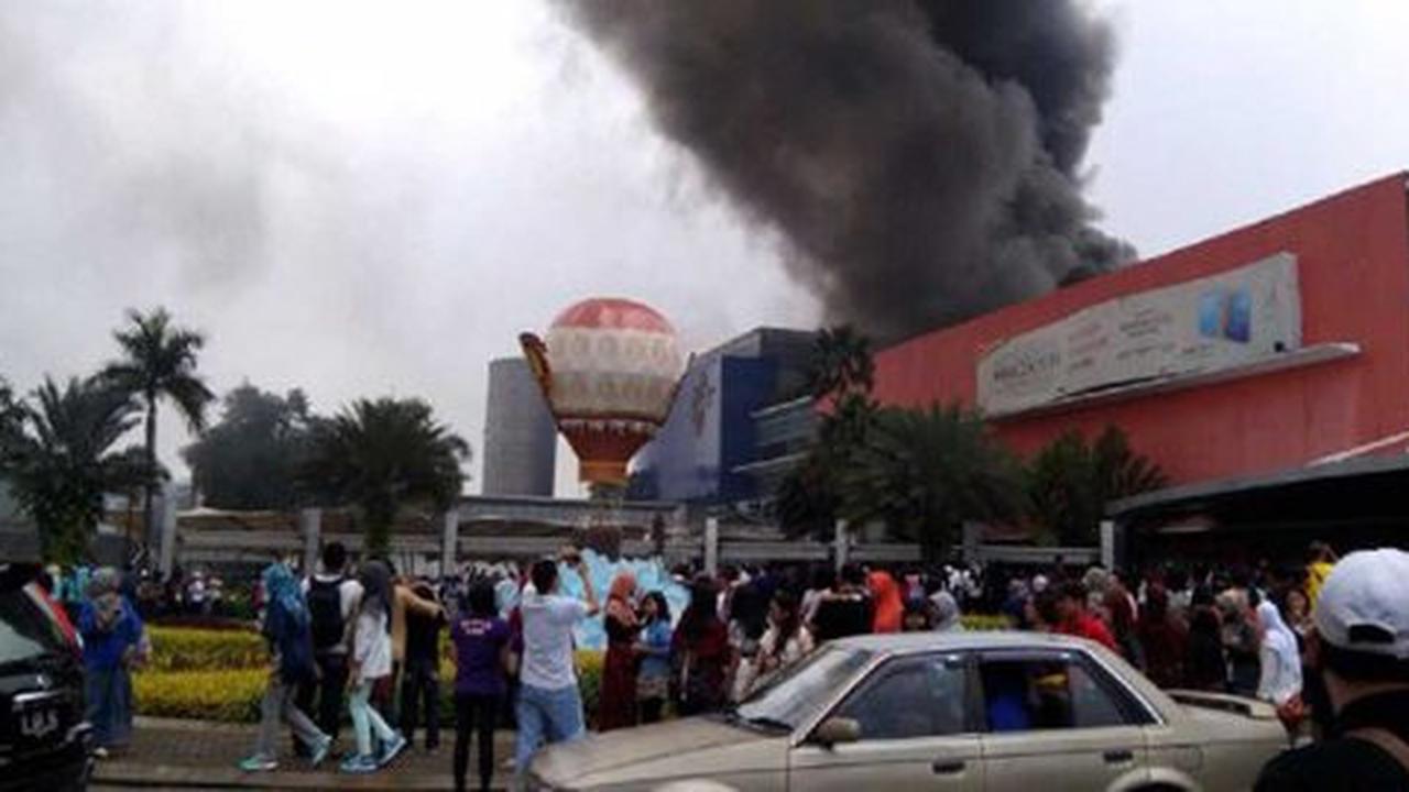 Pusat perbelanjaan Margo City Depok sempat terbakar Senin malam