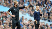 Pelatih Liverpool Juergen Klopp (kiri) dan disebelahnya pelatih Manchester City Pep Guardiola memberi arahan kepada timnya saat pertandingan Liga Inggris di Stadion Etihad, Manchester (9/9). (AP Photo/Rui Vieira)