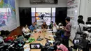Ginandjar mengatakan akan mengirimkan relawan dengan spesialisasi khusus di berbagai bidang ke Nepal di Markas PMI Pusat, Jakarta, Senin (27/4/2015). PMI membuka 3 rekening untuk menerima bantuan dari masyarakat Indonesia. (Liputan6.com/Andrian M Tunay)
