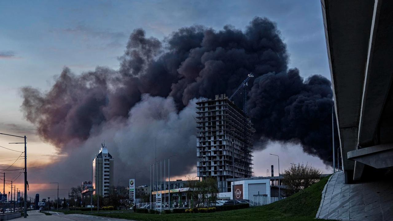 FOTO: Serangan Rusia Picu Kebakaran Hebat  dan Korban Jiwa di Kyiv