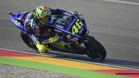 Pebalap Movistar Yamaha, Valentino Rossi, mengikuti sesi latihan bebas ketiga MotoGP Aragon, Sabtu (23/9/2017). Setelah dinyatakan pulih, pebalap asal Italia itu siap untuk tampil pada balapan MotoGP Aragon, Minggu (24/9/2017). (AFP/Javier Soriano)