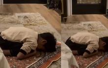 Arie Untung Unggah Video Anaknya yang Lama Bersujud saat Salat: Anak Sujud Berjam-jam Saking Khusuknya