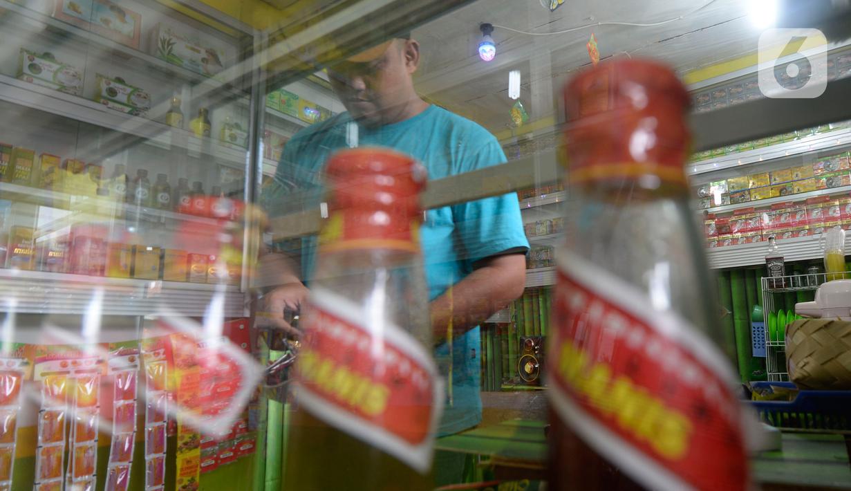 Hendri (37) menyiapkan jamu aduk untuk pembeli di kawasan Pamulang, Tangerang Selatan, Banten, Senin (28/9/2020). Menurutnya penjualan jamu aduk pada masa musim pandemi Covid 19 satu bulan ini penjualan meningkat hingga 200 persen dibandingkan bulan sebelumnya. (merdeka.com/Dwi Narwoko)