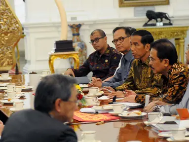 Presiden Joko Widodo menerima delegasi Kamar Dagang dan Industri Jepang (Japan Chamber of Commerce and Industry) di Istana Merdeka, Jakarta, Senin (2/2/2015). (Liputan6.com/Faizal Fanani)