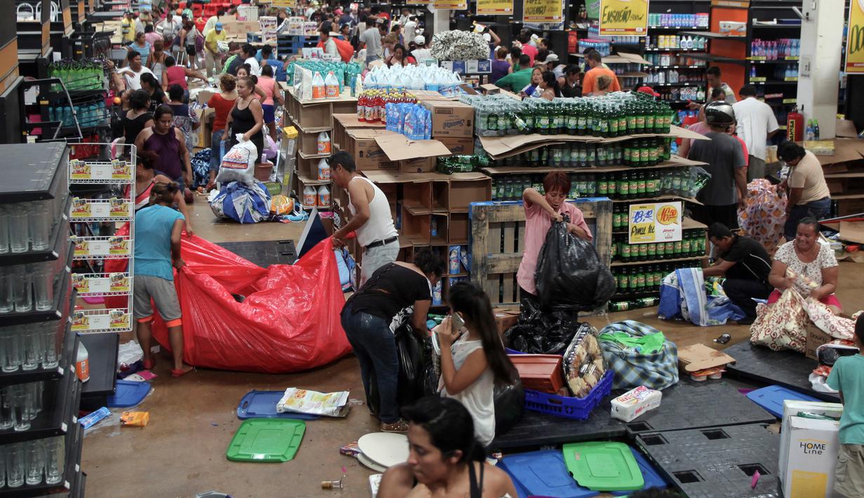 Suasana penjarahan di sebuah toko di pelabuhan Veracruz, Meksiko, (4/1). Keputusan pemerintah Meksiko menaikkan harga Bahan Bakar Minyak hingga 20 persen per tanggal 1 Januari 2017 memicu amarah warganya. (AP Photo/Felix Marquez)