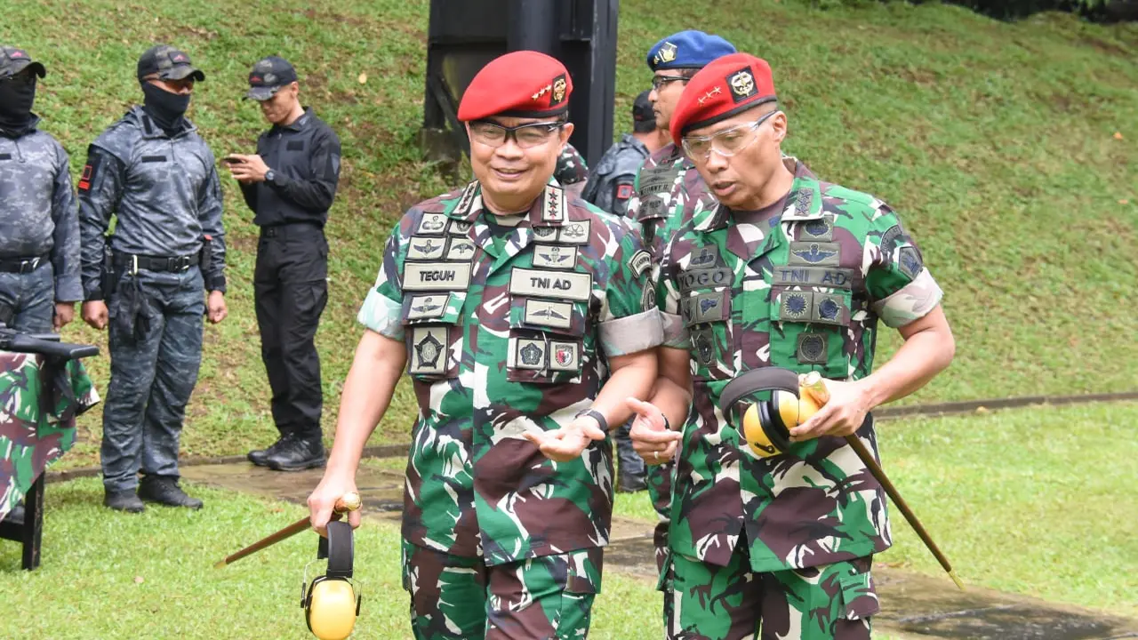 Komandan Jenderal Akademi TNI Teguh Arief Indratmoko (kiri). (Dok akademi-tni.mil.id)