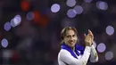 Gelandang Kroasia, Luka Modric melakukan selebrasi setelah memenangkan pertandingan sepak bola leg pertama perempat final UEFA Nations League melawan Prancis di Stadion Poljud di Split, pada 20 Maret 2025. (FRANCK FIFE/AFP)