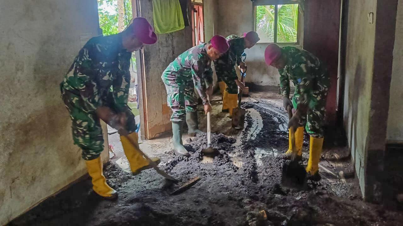 FOTO: TNI AL Salurkan Bantuan Logistik Pascabencana di Kepulauan Sitaro