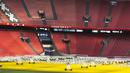 Sebuah taksi pesawat tak berawak saat uji coba di Amsterdam Arena, Belanda (16/4). Taksi pesawat tak berawak ini dapat membawa dua orang hingga 210 Kilogram dan memiliki bagasi kecil. (AFP Photo/ANP/Evert Elzinga)