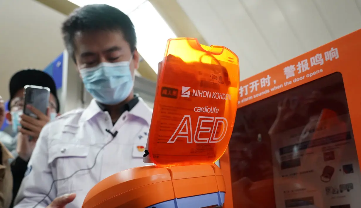 Seorang staf dari Pusat Medis Darurat Beijing memperlihatkan automated external defibrillator (AED) di Beijing, China, 27 Oktober 2020. Pada akhir 2022, semua stasiun transportasi berbasis rel di kota itu akan dilengkapi dengan perangkat kesehatan tersebut. (Xinhua/Zhang Chenlin)
