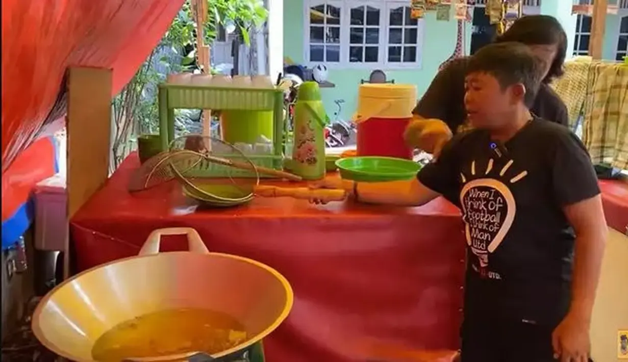 Meski namanya tenar sebagai komedian, Adul tak merasa gengsi harus berjualan pecel lele. Bahkan dirinya juga yang ikut membuat makanannya dari awal. (Youtube KOMENG Info)