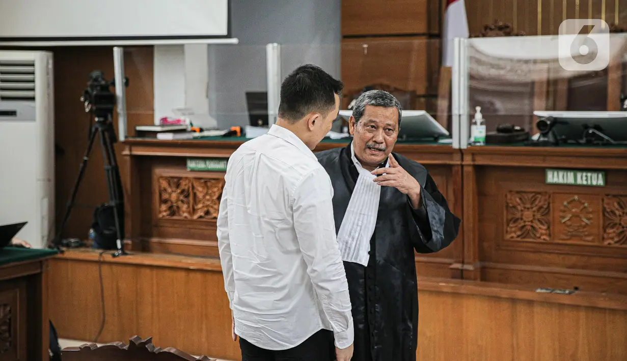 Terdakwa kasus dugaan pembunuhan berencana Brigadir Yosua, Ricky Rizal berbincang dengan kuasa hukumnya usai sidang lanjutan di PN Jakarta Selatan, Jakarta, Selasa (24/1/2023). Di sidang ini, Rizal  menyampaikan permohonan maaf pada keluarga Brigadir J dan masyarakat. (Liputan6.com/Faizal Fanani)