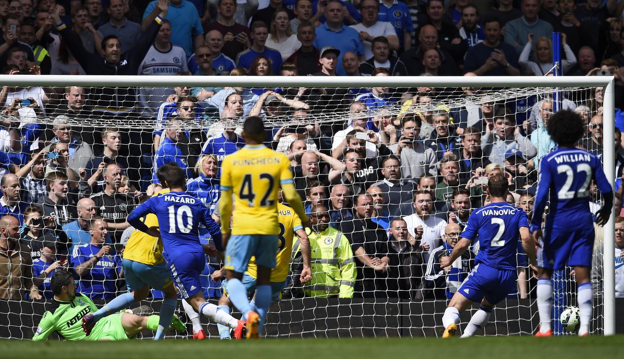 Chelsea memastikan diri meraih gelar juara usai membungkam Crystal Palace dengan skor 1-0. Gol tunggal kemenangan The Blues disarangkan Eden Hazard pada menit ke-45. (Reuters/Dylan Martinez)