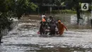 Petugas mengevakuasi warga yang terjebak banjir di kawasan Kemang, Jakarta, Sabtu (20/2/2021). Curah hujan yang tinggi menyebabkan kawasan tersebut terendam banjir setinggi orang dewasa. (Liputan6.com/Johan Tallo)