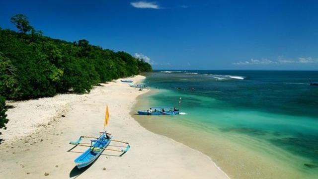 Terdapat puluhan objek wisata yang tersebar di sepanjang jalur Pantai Selatan Pulau Jawa.