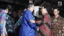 Presiden RI ke 6 Susilo Bambang Yudhoyono berjabat tangan menyambut kedatangan Ketua Umum Gerinda, Prabowo Subianto di kediaman SBY di Cikeas, Bogor Kamis (27/7). (Liputan6.com/Herman Zakharia)