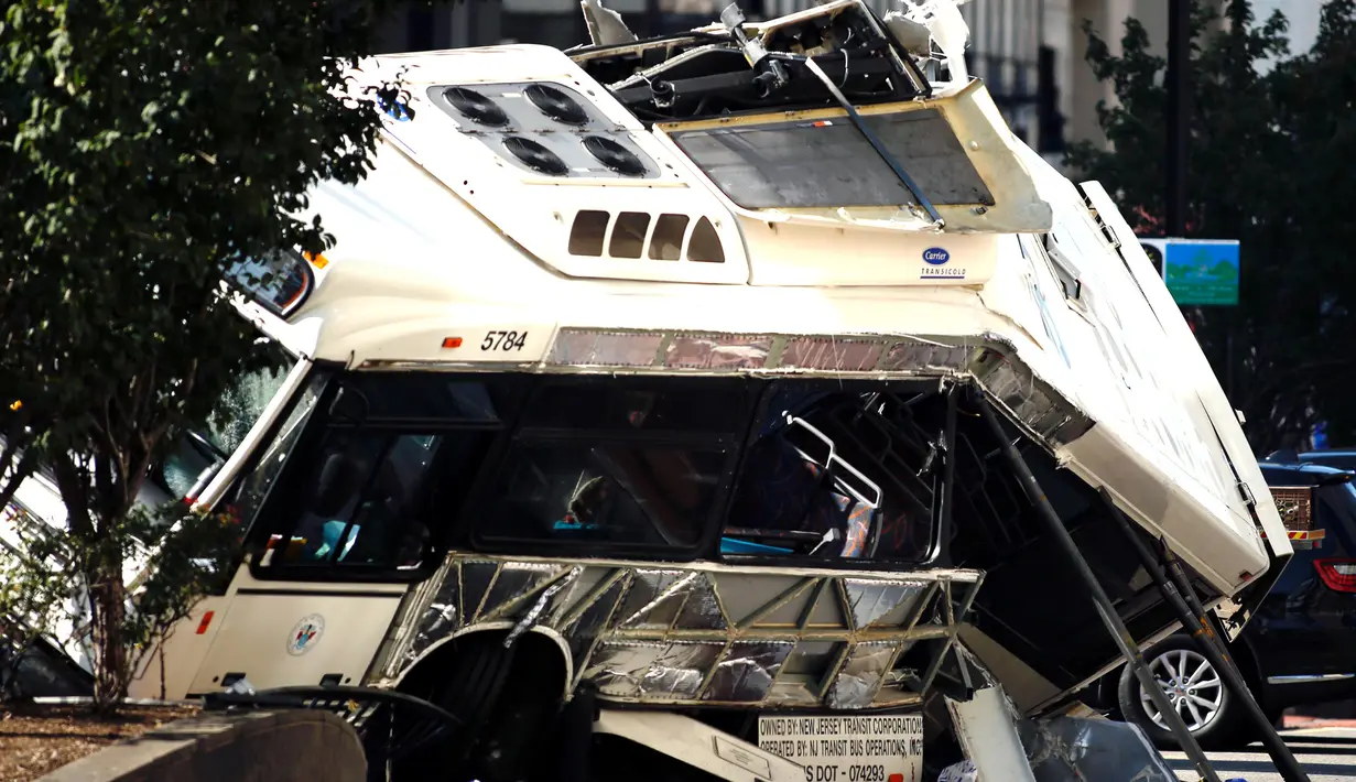 Dua bus New Jersey Transit terlibat dalam tabrakan maut yang menewaskan seorang pengemudi di Newark, New Jersey (19/08) waktu setempat. Seorang pengemudi bus New Jersey Transit tewas dan 7 penumpang dalam keadaan kritis. (REUTERS/Eduardo Munoz)