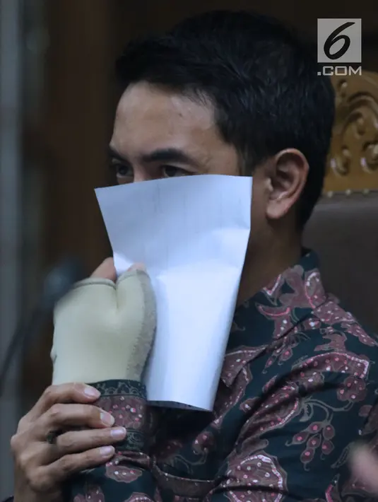 Gubernur nonaktif Jambi, Zumi Zola saatmenjalani sidang lanjutan kasus dugaan menerima gratifikasi dan suap di Pengadilan Tipikor Jakarta, Kamis (6/9). Sidang menghadirkan 10 orang saksi dari unsur PNS dan swasta. (Liputan6.com/Helmi Fithriansyah)