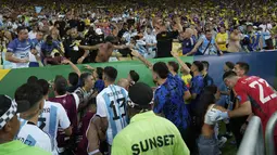 Kericuhan suporter Argentina dan petugas keamanan sebelum laga Kualifikasi Piala Dunia 2026 antara Brasil melawan Argentina di Stadion Maracana, Brasil, Rabu (22/11/2023) WIB. Kerusuhan tersebut dipicu dari aksi saling cemooh antara suporter Brasil dan Argentina. (AP Photo/Silvia Izquierdo)