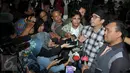 Sammy Simorangkir (kedua kanan) saat memberikan keterangan pers usai datangi Mabes Polri, Jakarta, Minggu (9/11/2015). Kabarnya Sammy akan menuntut label rekaman Pro M sebesar Rp 9 miliar. (Liputan6.com/Gempur M Surya)