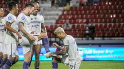 Selebrasi pemain Persib Bandung, Ciro Alves (kanan) setelah menjebol gawang Arema FC dalam pertandingan pekan kedua BRI Liga 1 2023/2024 yang berlangsung di Stadion Kapten I Wayan Dipta, Bali, Jumat (7/7/2023). (Bola.com/Alit Binawan)