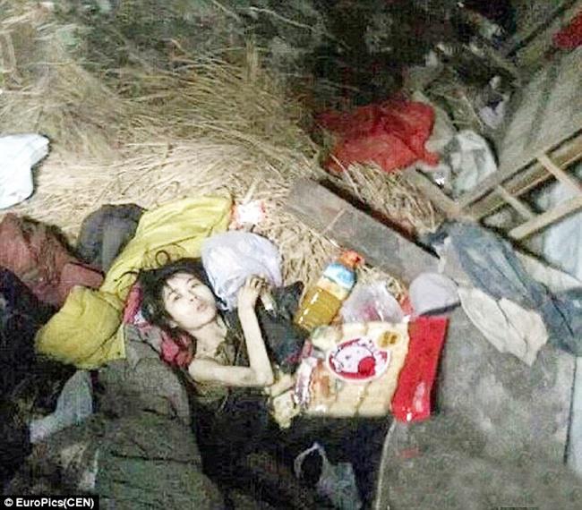 Zhang dengan kondisi yang menyedihkan, disekap di gudang, dan tidur beralaskan jerami | foto: copyright dailymail.co.uk