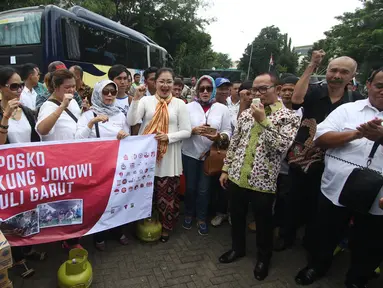 Menteri Tenaga Kerja dan Transmigrasi Hanif Dhakiri melepas keberangkatan rombongan Pendukung Jokowi Peduli Garut di Tugu Proklamasi, Jakarta, Rabu (28/9). (Liputan6.com/Immanuel Antonius) 