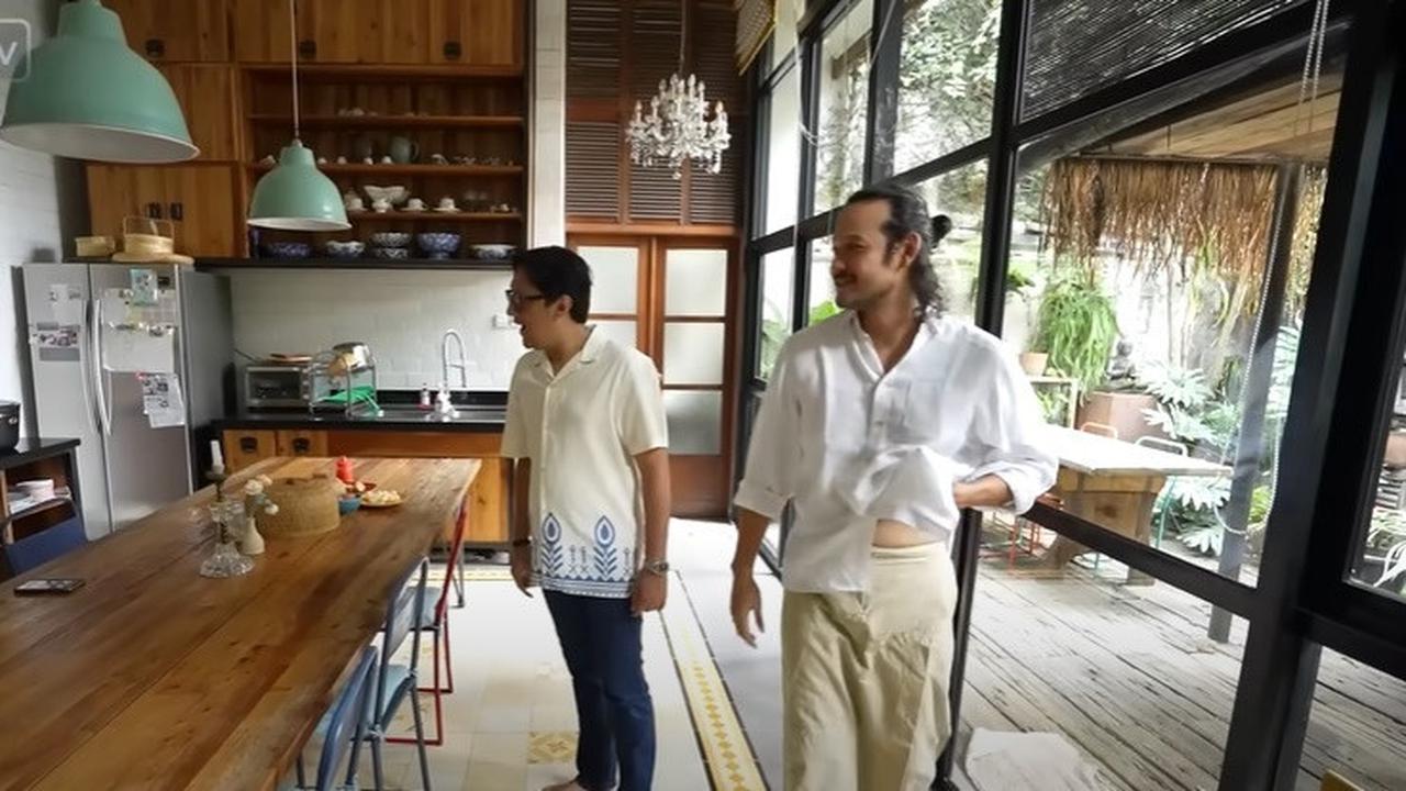 7 Potret Dapur Widi Mulia dan Dwi Sasono yang Unik, Artistik - Ada Rak Custom dari Barang Bekas