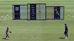 Pemain baru Barcelona, Arturo Vidal, bersama anaknya Alonso, saat perkenalan di Stadion Camp Nou, Senin, (7/8/2018). Barcelona merogoh kocek sebesar 19 juta euro untuk mengamankan jasa pria berkebangsaan Cile itu. (AP/Manu Fernandez)