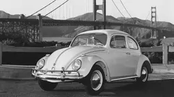 VW Beetle menjadi model mobil paling berpengaruh karena harganya terjangkau, hemat bahan bakar, serta ketangguhan dan spare parts yang awet. VW Beetle juga sebagai jawaban dari penguasa Jerman saat itu, Adolf Hitler untuk membuat mobil yang bisa dijangkau oleh masyarakat Jerman. Masa produksi mobil ini terbilang sangat lama, dimulai dari 1938 hingga 2003. (Source: vw.com)
