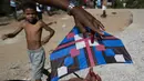 Brasil hanya mengizinkan adu layang-layang di area yang aman dan telah ditentukan, namun undang-undang tersebut sering dilanggar. (AP Photo/Bruna Prado)