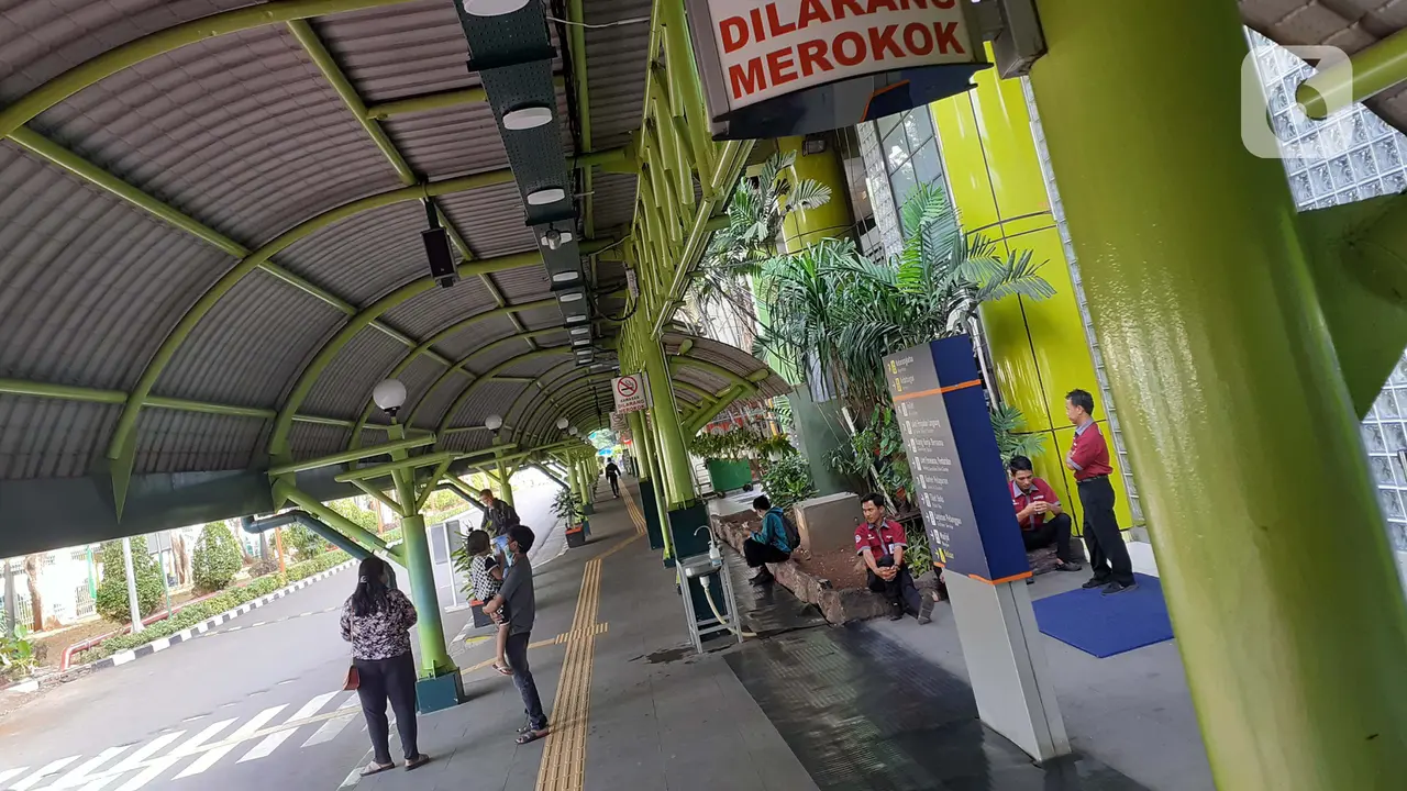 Jadwal Perjalanan Dibatalkan, Stasiun Gambir dan Pasar Senen Sepi