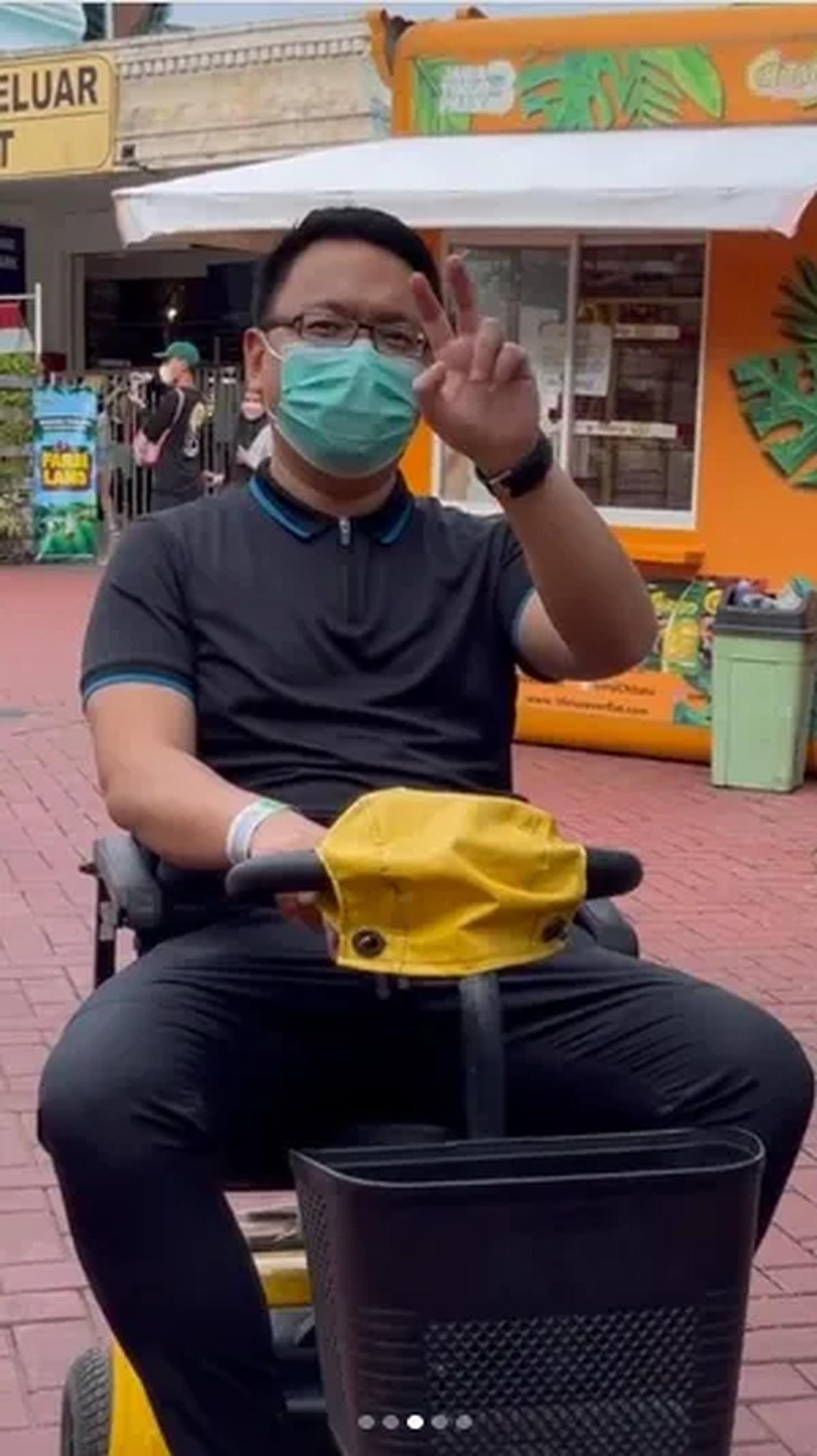 Tidak berbeda jauh, Ryan juga terlihat begitu tampan mengenakan kaos berkerah dengan celana kain dengan warna senada. <br>